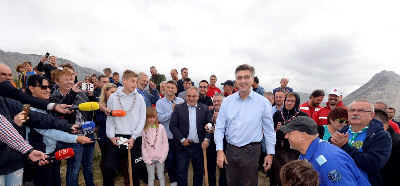 Premijer sudjelovao u akciji pošumljavanja opožarenih područja "Boranka"